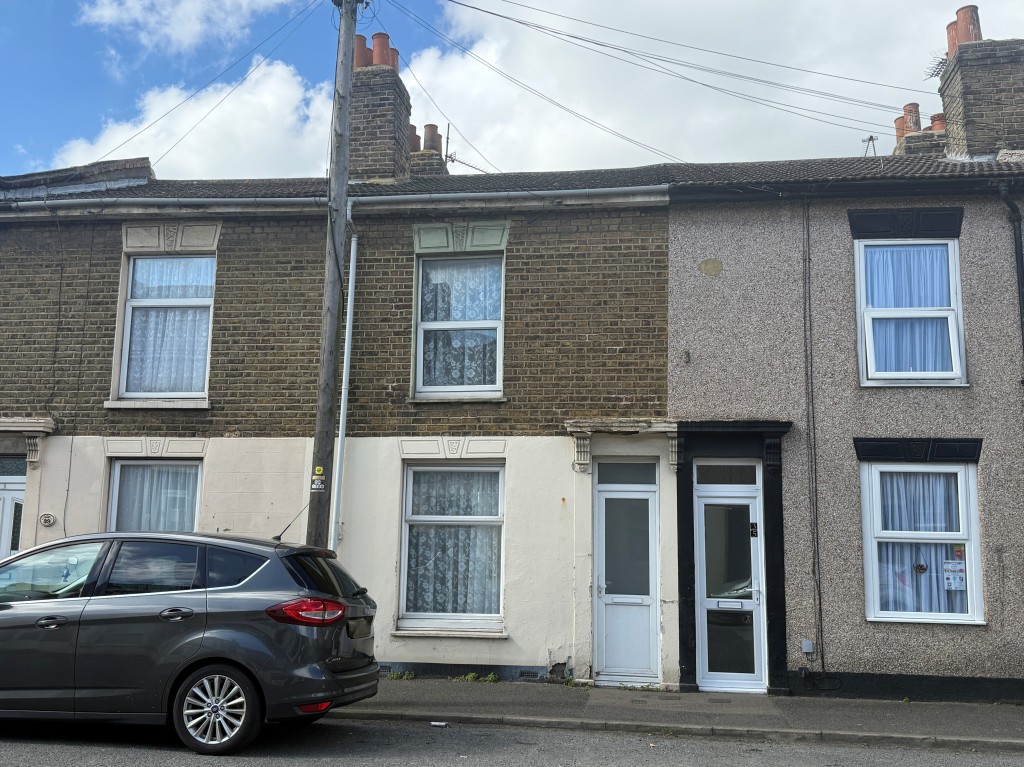 Lot: 110 - THREE-BEDROOM TERRACE HOUSE - Terraced house